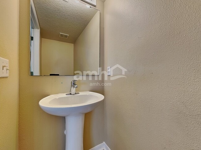 Building Photo - 31810 Parkdale Dr