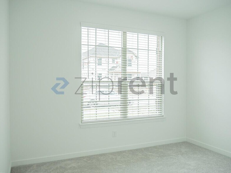 Building Photo - Unit
