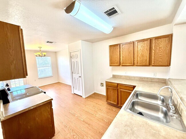 Building Photo - Home near downtown Austin and Airport!