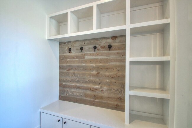 Building Photo - 904 Burchwood Ave