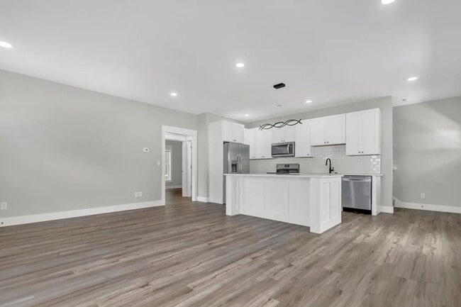 Building Photo - 1215 N Woodburn Ave