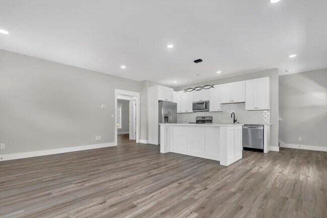 Building Photo - 307 W Kenwood Dr