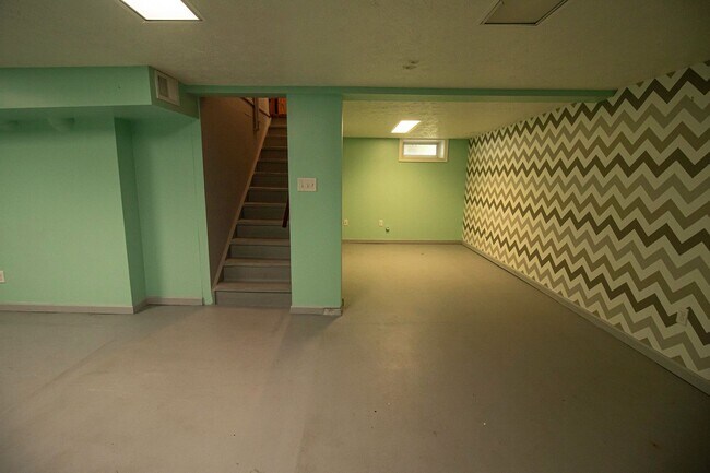 Building Photo - AVAILABLE AUGUST 15TH, 2026 - CHARMING 4 B...