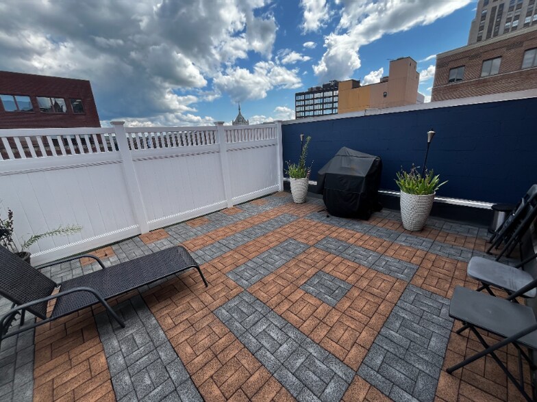 Building Photo - 99 Pine St