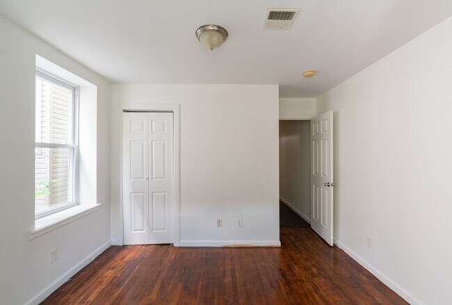 Building Photo - 305 N 41st St