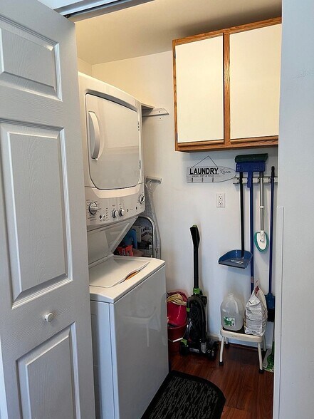 Building Photo - 219 Brett Cir