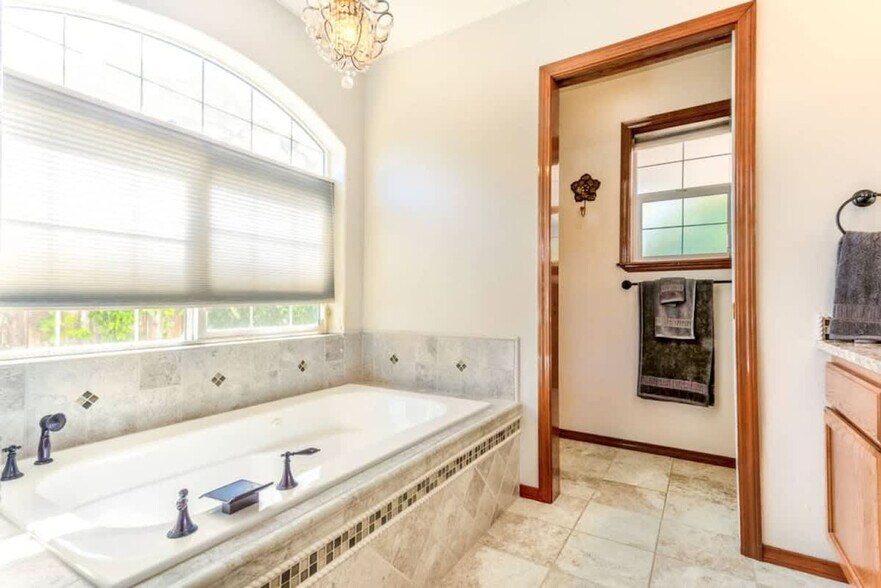 Building Photo - 660 S Majestic View Dr