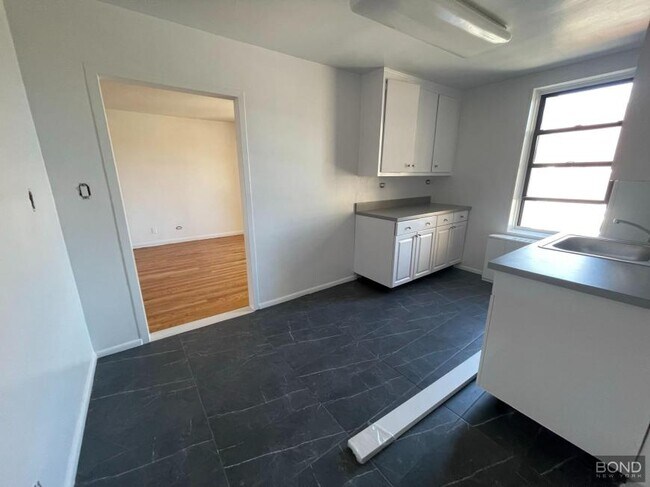 Primary Photo - 1 bedroom in Queens NY 11106