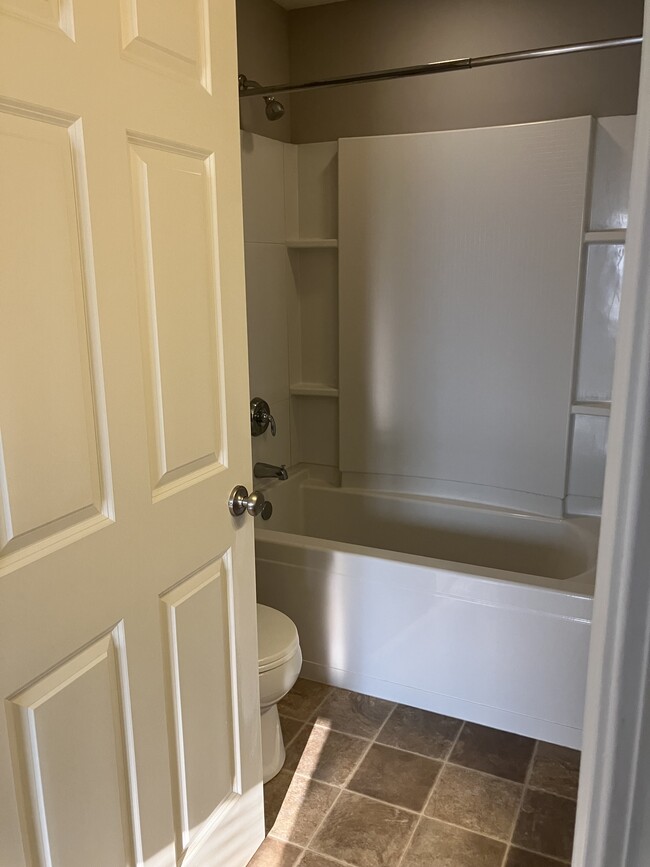 Full 2nd bathroom - 507 Stone Arbor Trail