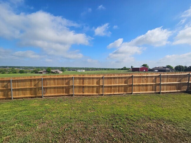 Building Photo - (3) Bed/(2) Bath in Tecumseh Ridge Avail Now!