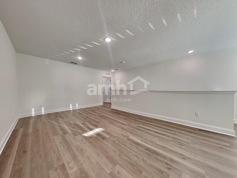 Building Photo - 11614 Hillside Dr