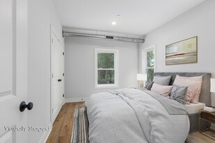 Building Photo - 1004 Diamond Ave NE