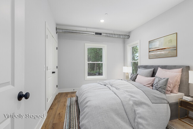 Building Photo - 1004 Diamond Ave NE