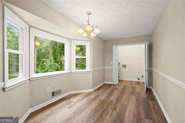 Building Photo - 200 E Country Woods Dr