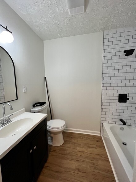 Building Photo - 127 W Franklin St