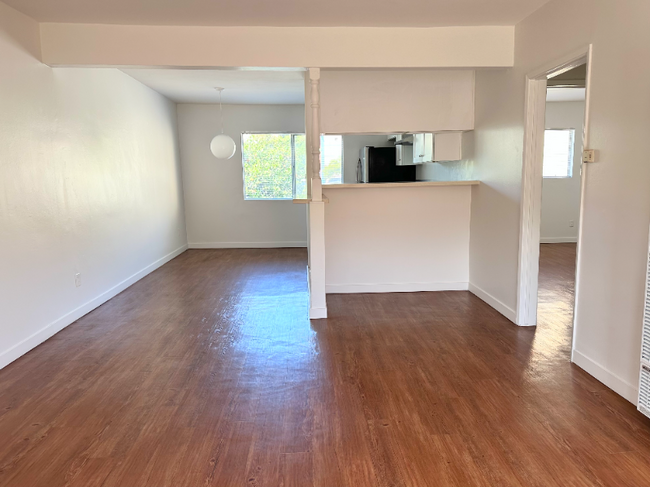 Building Photo - 963 Edgecliffe Dr