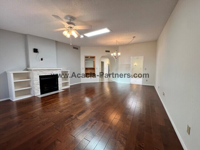 Building Photo - Two Bedroom Townhouse