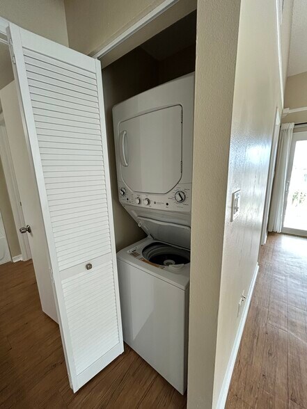 Washer/Dryer - 6810 Stones Throw Cir N