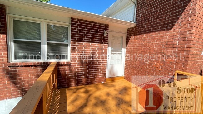 Building Photo - Beautiful 3 Bedroom / 2 Bathroom Duplex in...