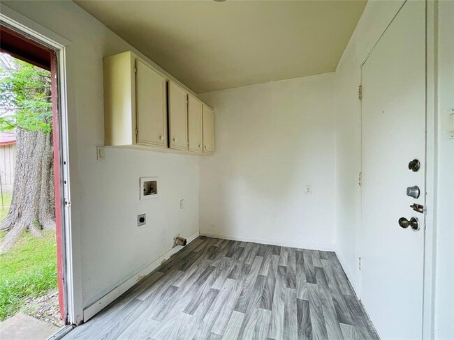 Building Photo - 7402 Geneva Dr
