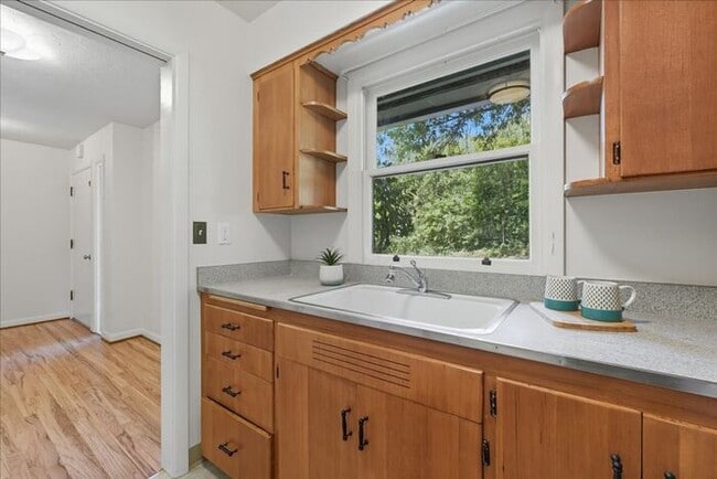 Building Photo - West Slope Charmer With Hardwood Floor - W...