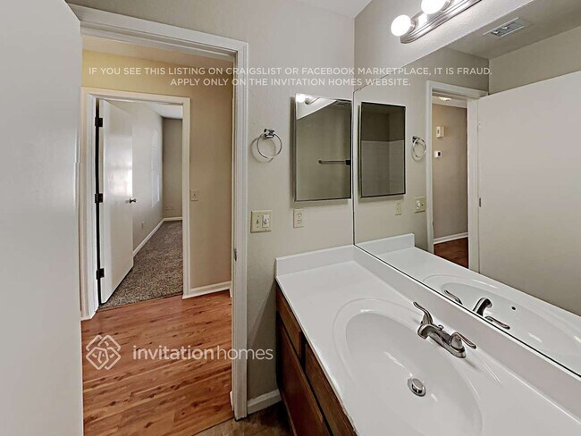 Building Photo - 668 E Manor Dr