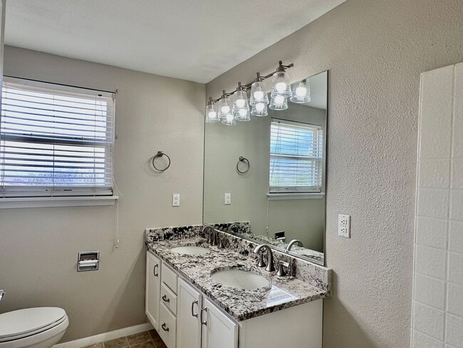 Building Photo - Conveniently Located Home in East Quincy H...