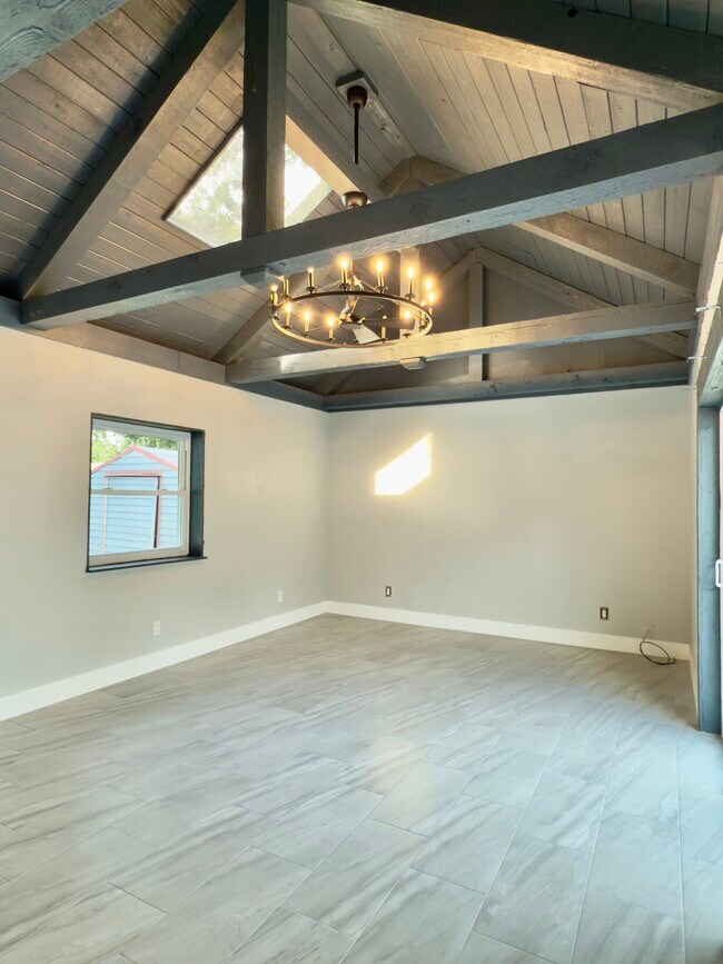 Building Photo - 409 Evergreen Dr