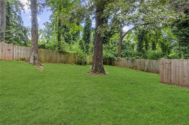 Building Photo - Room in House on Peeples St SW