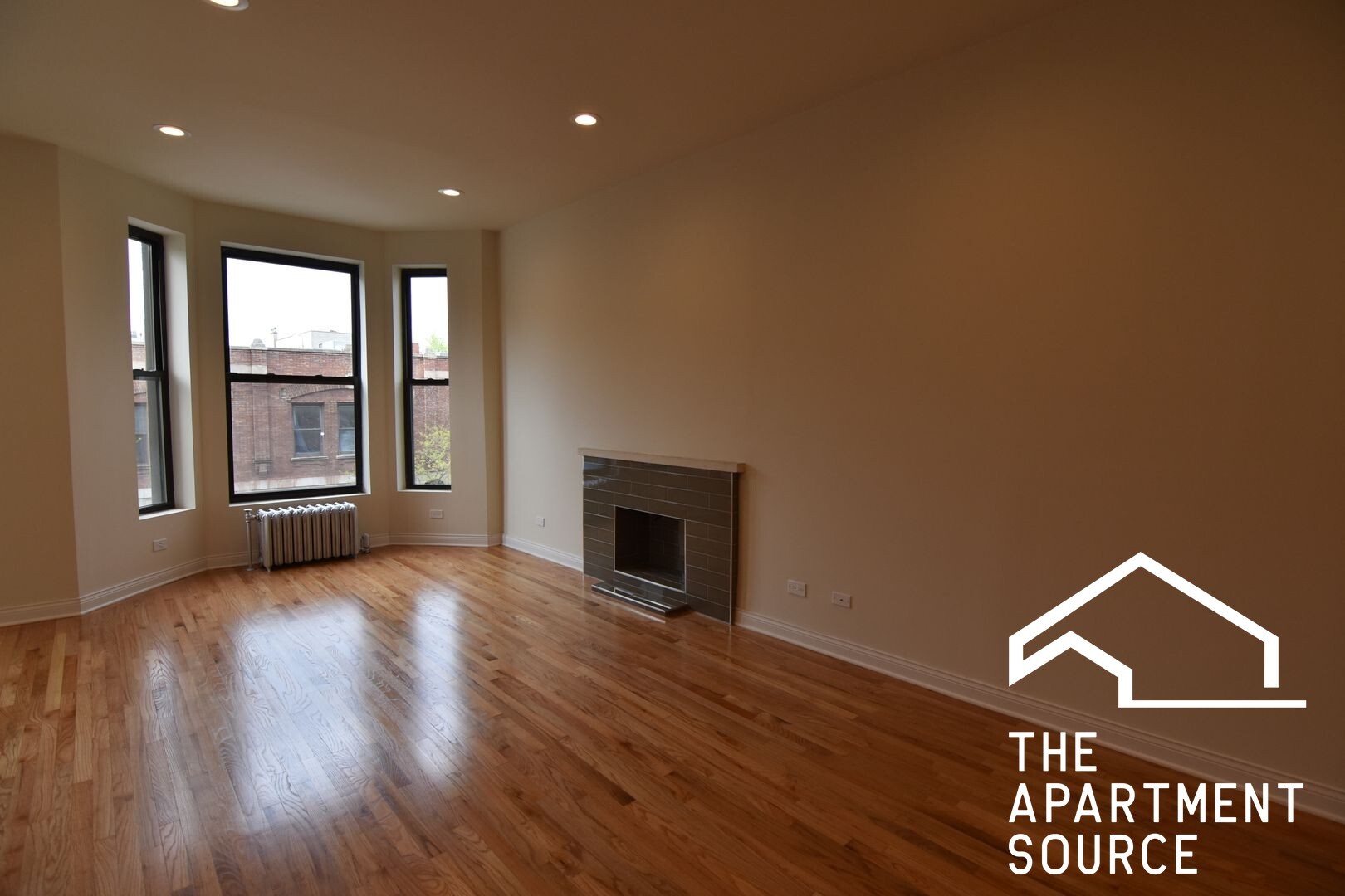 Building Photo - 907 W Belmont Ave