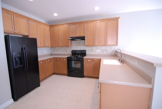 Building Photo - Resort style living 3 bedroom 2.5 bath Townhouse at MacIntosh on the Lake west of Burlington w/ 1...