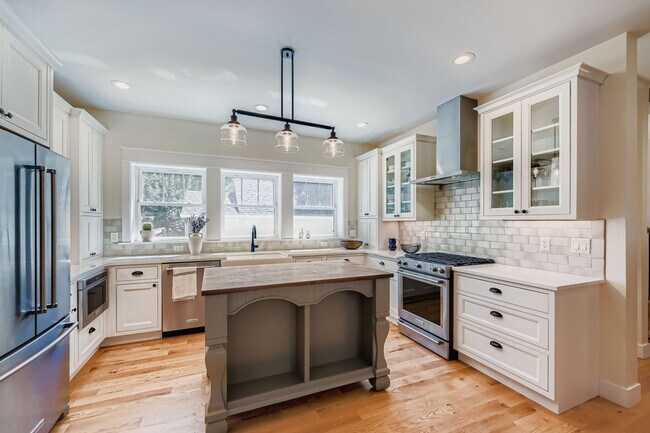 Building Photo - Idyllic Downtown Longmont 5-BDR Retreat