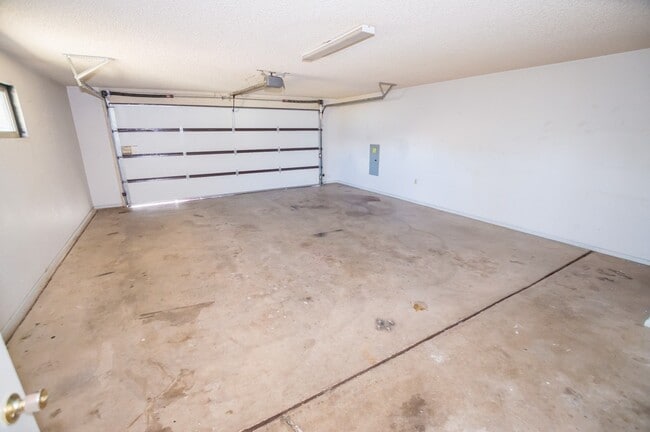 Building Photo - Welcome to this charming 3-bedroom, 2-bath home with Central A/C and Large 2 Car Garage!