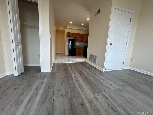 Building Photo - 284 Main St