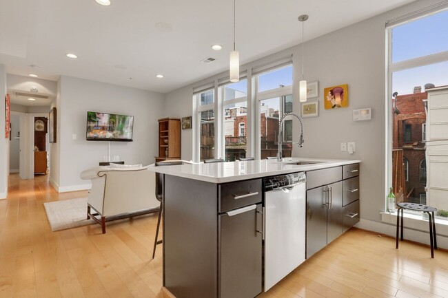 Building Photo - Lovely 2 BR/ 2 BA Condo in Adams Morgan!