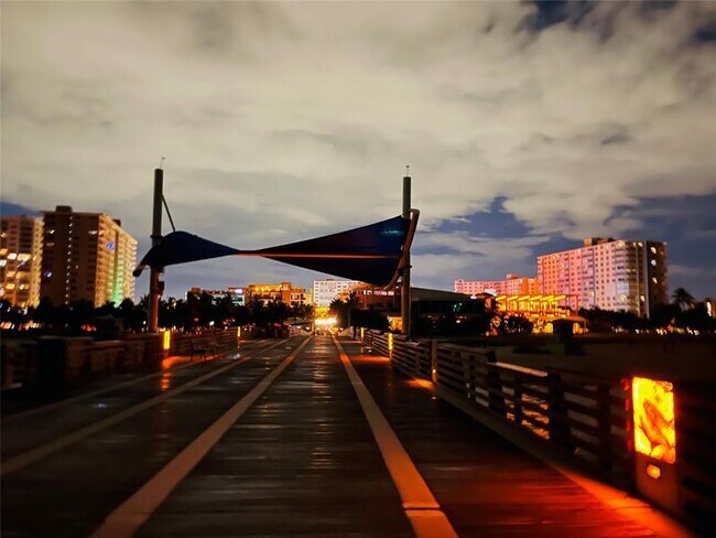 Building Photo - 400 N Riverside Dr