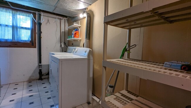 Building Photo - 1832 Ranser Rd