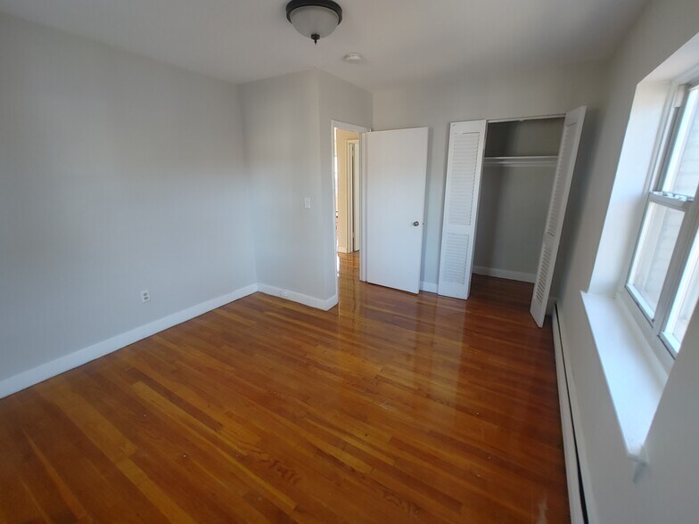 Building Photo - 61 Park Dr