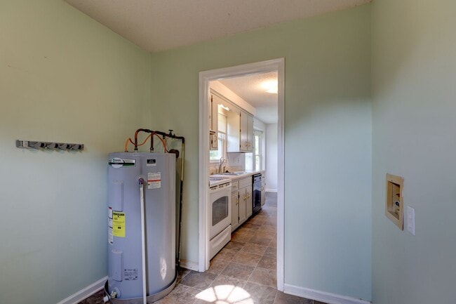 Building Photo - 204 Bob White Dr