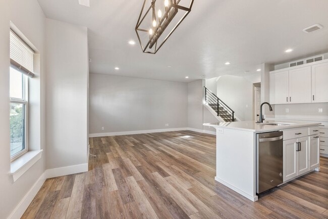 Building Photo - Awesome end unit 3 Bed 2.5 Bath townhome i...