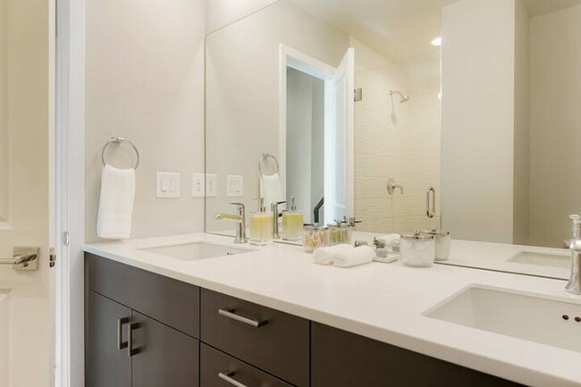 Building Photo - Beautiful modern townhome, Furnished In Hi...