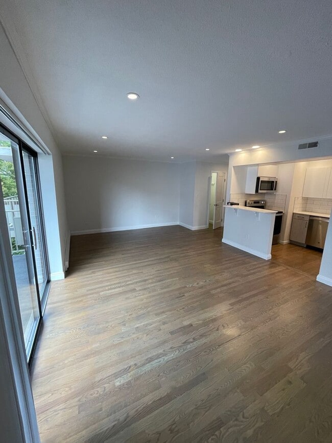 Building Photo - Luxury Penthouse with covered parking