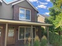 Building Photo - Beautiful Condo in Sisters w/community poo...