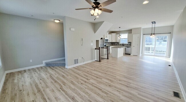 Building Photo - 3 Bed / 2-1/2 Bath Single Family Townhome ...