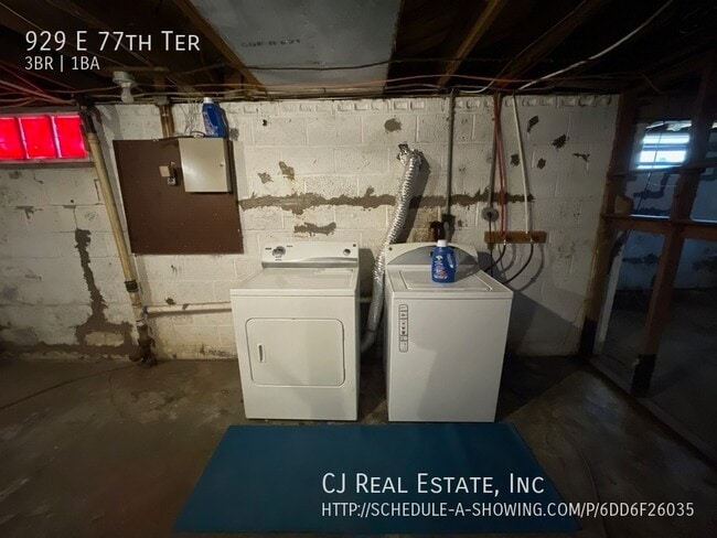 Building Photo - 929 E 77th Ter