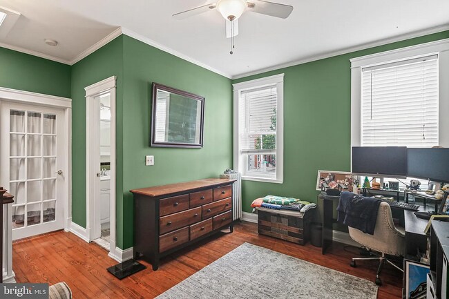 Building Photo - Gorgeous end-unit row home available for r...