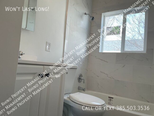 Building Photo - 3 Bedroom/1 Bathroom Triplex in SLC