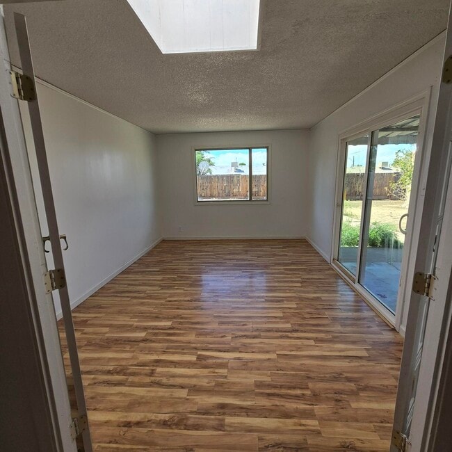 Building Photo - 3401 Sierra Dr NE