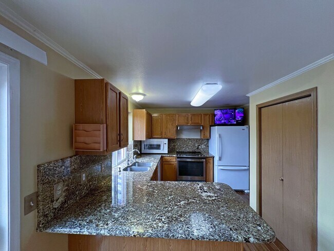 Building Photo - NE Tacoma - Large 3 bedroom 2.5 bathroom w...