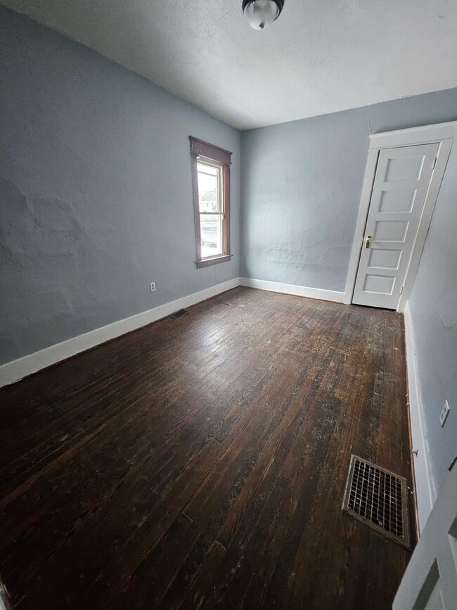 Building Photo - Lower 2 bedroom unit East Side